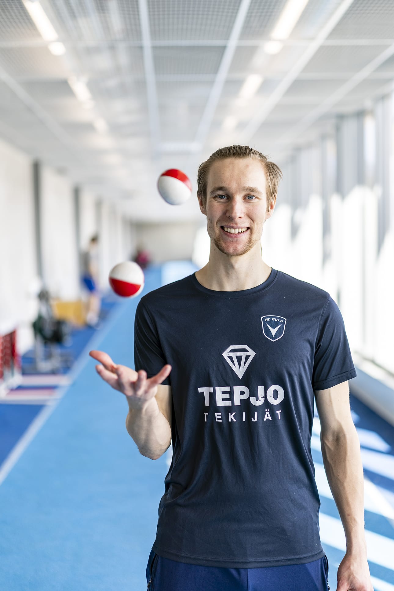 ACO Volleyn libero Tatu Hakkarainen oppi jonglöörauksen ja muut viihdyttävät temput kotipaikkakuntansa Rautavaaran nuorisosirkuksessa.