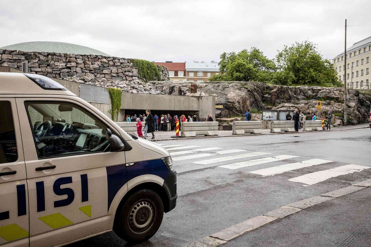 Poliisi valvoi tiistaina Temppeliaukion kirkon ovensuuta. Pääovien eteen on asetettu betoniporsaat.