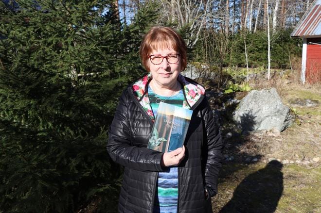 Virpi Uusi-Viitala sanoo menevänsä runoissaan usein varjon puolelle, mutta kasvot ovat silti aina kohti aurinkoa ja toivoa. KUVA: HENNA NEVALA