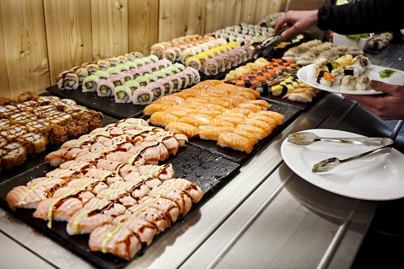 Sushilinjasto on värikäs, raikas ja monipuolinen. On kasviksia, kalaa ja lihaa, sushipalojen päällä marinadeja, kastikkeita ja kauniisti aseteltuja avokadosiivuja. Aitoa käsityötä.