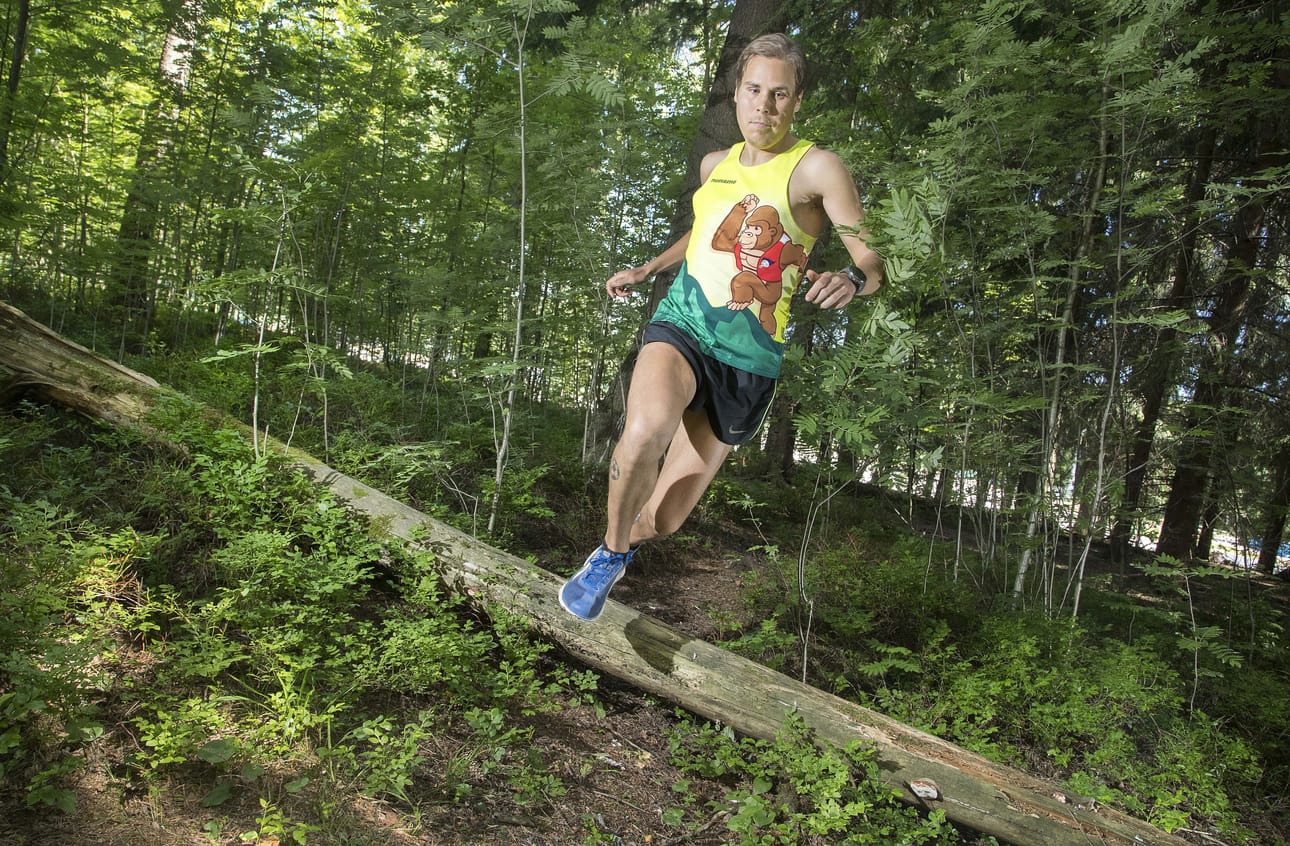 Juuso Simpanen on yksi suosikeista 134 kilometrin matkan voittajaksi Nuts Ylläs–Pallaksella viikonloppuna. Simpanen on harjoitellut kisaa varten kotimaastoissaan Helsingin keskuspuistossa.