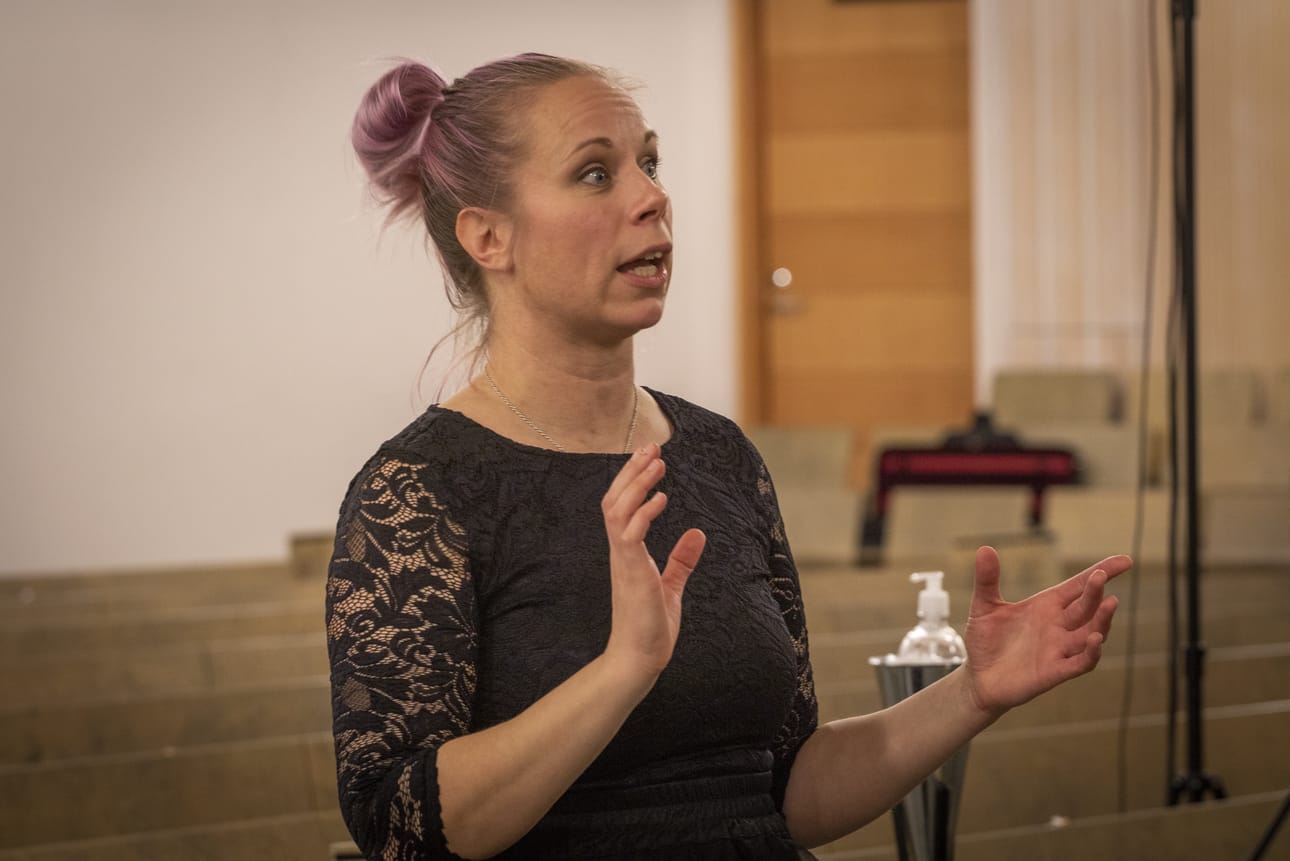 Kuoroa johtaa Kempeleen lukion musiikinopettaja Elina Könönen.