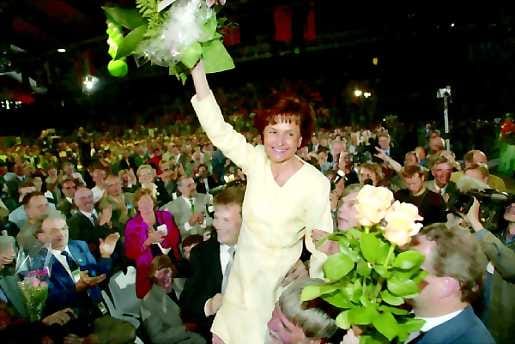 Historiallinen valinta. Anneli Jäätteenmäki on ensimmäinen suuren puolueen naispuheenjohtaja.