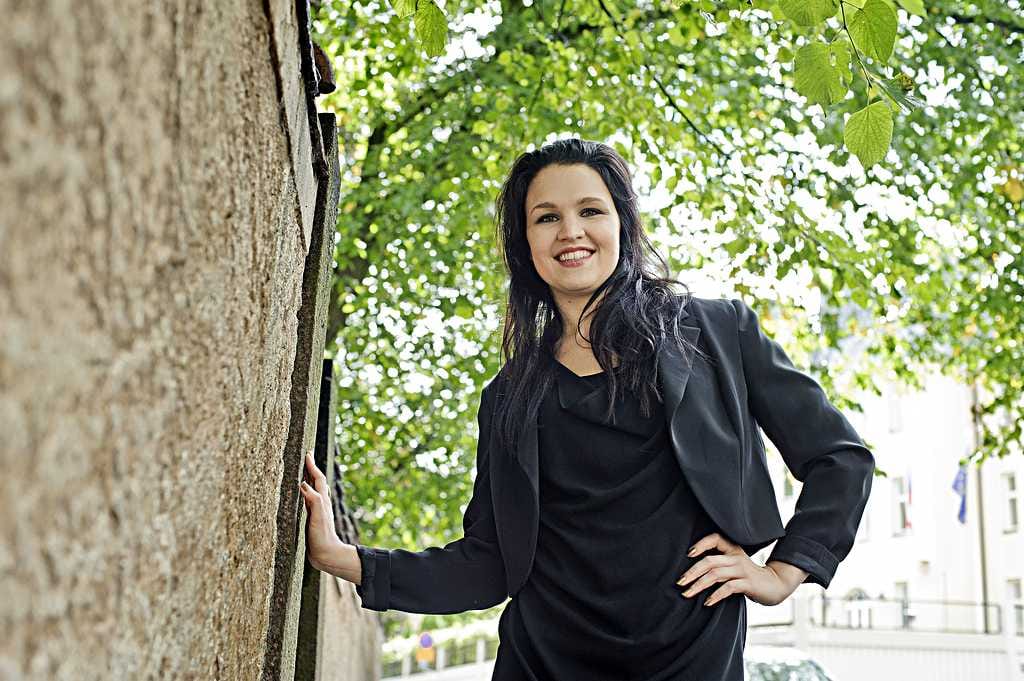 Katri Niskanen syntyi Oulussa ja asui Tuirassa elämänsä ensimmäiset viisi vuotta. Muistan esimerkiksi Tuiran lähikaupan ja pitserian sekä päiväkerhon, jota kävin.