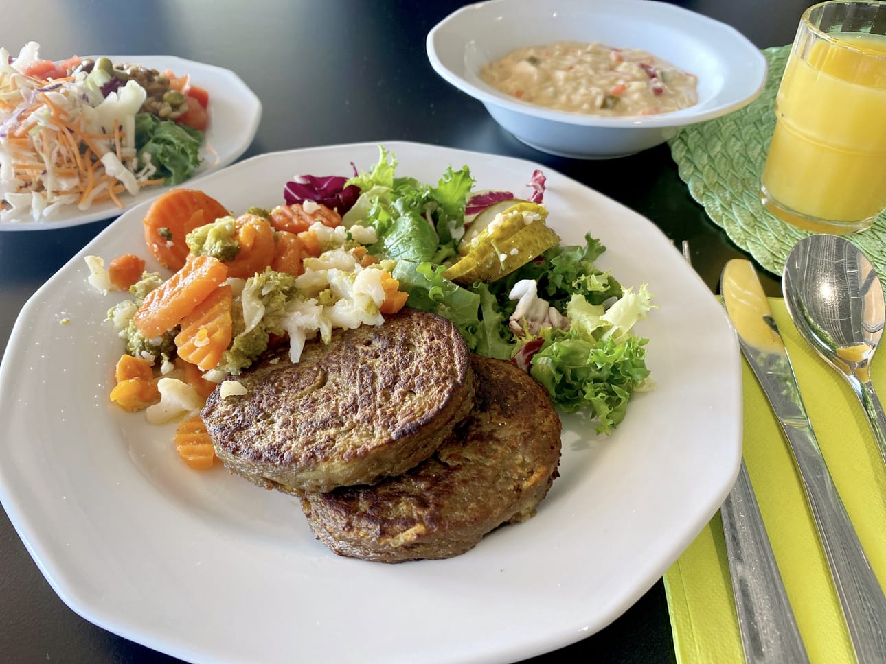 Uuden kahvilan lounas nojaa yllättävän lihapainotteiseen tarjontaan.