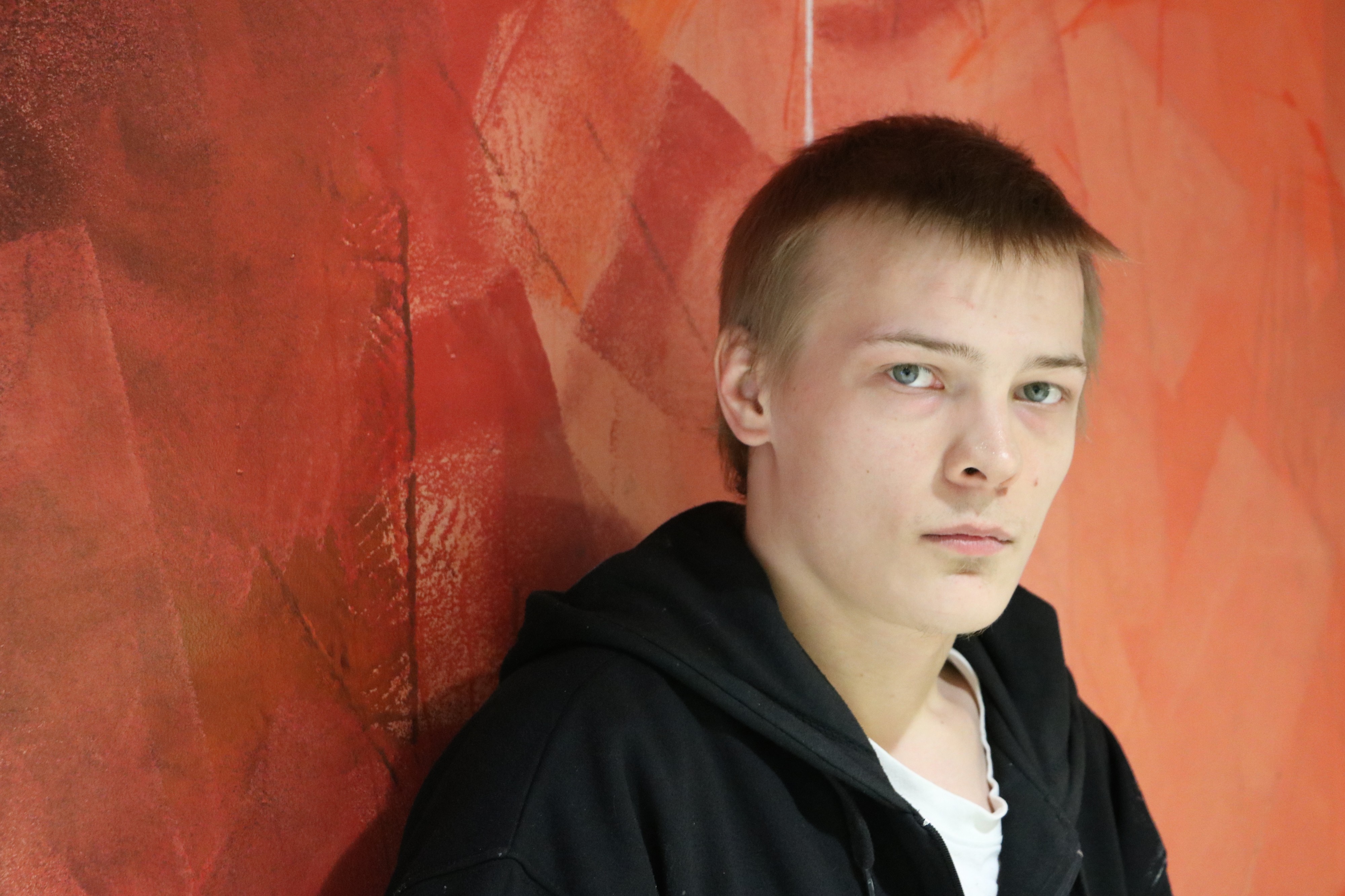 Oskari Tuohimaa inspiroituu maalaamaan yleensä öisin. Viimeisimmäksi hän on maalannut graffitia K-Supermarket Hovihallin seinään.