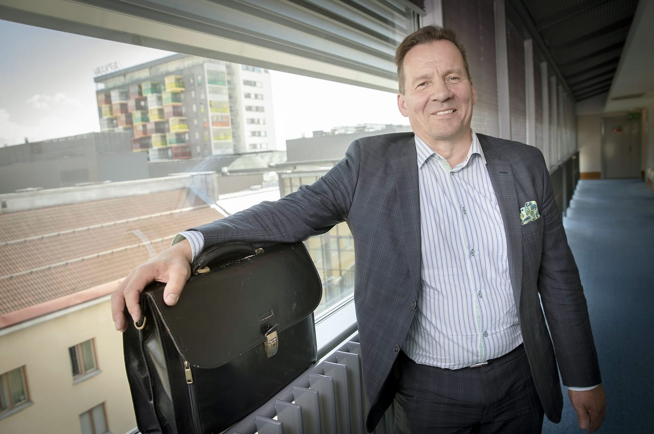Keskustalainen Antti Huttu-Hiltunen pyytää eroa sairaanhoitopiirin hallituksen puheenjohtajan tehtävästä. Arkistokuva.