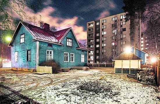 Sininen talo muistuttaa entisestä puu-Tuirasta Valtatiellä. Tarina kertoo, että Jenny Paulaharjun haamu on kummitellut talossa ainakin 1980-luvun alussa purku-uhan aikoihin.
