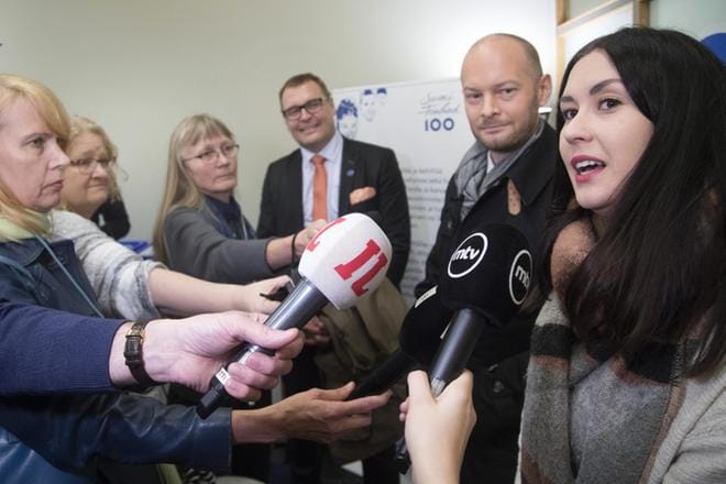 Tiina Elovaara haastateltavana hänen viedessään Sininen Tulevaisuus -puolueen kannattajakortteja oikeusministeriöön lokakuussa 2017. KUVA: