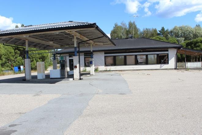 Purkukuntoinen entinen huoltoasemarakennus sijaitsee Töysän keskustaajaman lähellä, valtatien 18 ja Lehtimäelle johtavan tien risteyksen vieressä. Kuva: Reijo Heikkilä