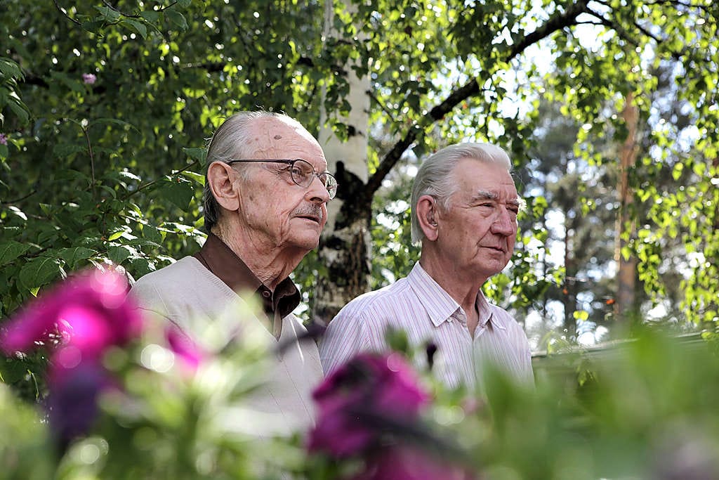 Virolaiset Evald Mäepalu ja Villem Ahas olivat lähes vuoden Suomen armeijan riveissä jatkosodan aikana. Sodan lopussa 1944 Suomen-pojat palasivat Viroon. Siellä monia odotti vankilatuomio. Ahas oli vankileirillä noin kymmenen vuotta.