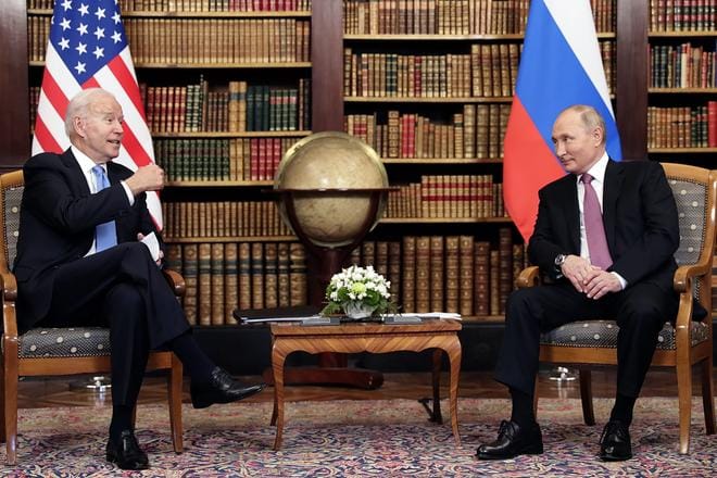 Yhdysvaltain presidentti Joe Biden ja Venäjän johtaja Vladimir Putin tapasivat Sveitsin Genevessä kesäkuussa. Tapaamisessa keskusteltiin muun muassa tavoista, joilla maat voisivat yhteisvoimin parantaa kyberturvallisuutta Venäjältä tulleista toistuvista hyökkäyksistä huolimatta.