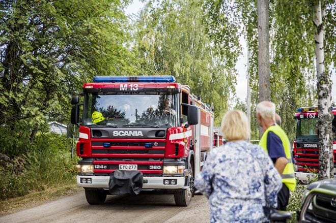 Kaikki Pyhärannan maastopalon parissa työskentelevät ovat painaneet pitkää päivää. Kyläyhdistys Santtioseuran puheenjohtaja Hannu Raunela on isännöinyt keskiviikosta saakka kylätalo Maininkia, joka toimii huoltopaikkana. KUVA: EERO SAARIKOSKI