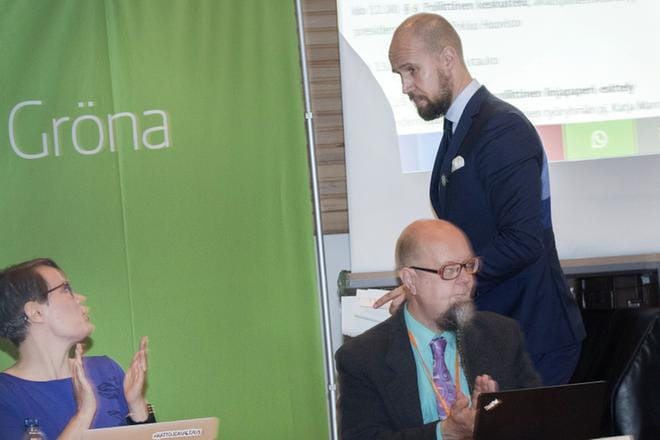 Vihreiden puoluevaltuuskunnan puheenjohtaja Kaisa Hernberg (vasemmalla) sanoo, että koko puolueväki on huolissaan, kun gallupit ovat olleet laskussa jo pidempään. Kuvassa puheenjohtaja Touko Aalto ja Risto Kankaanpää viime vuoden syksyllä, kun gallupit olivat vielä kunnossa. KUVA: Mauri Ratilainen/ Arkisto