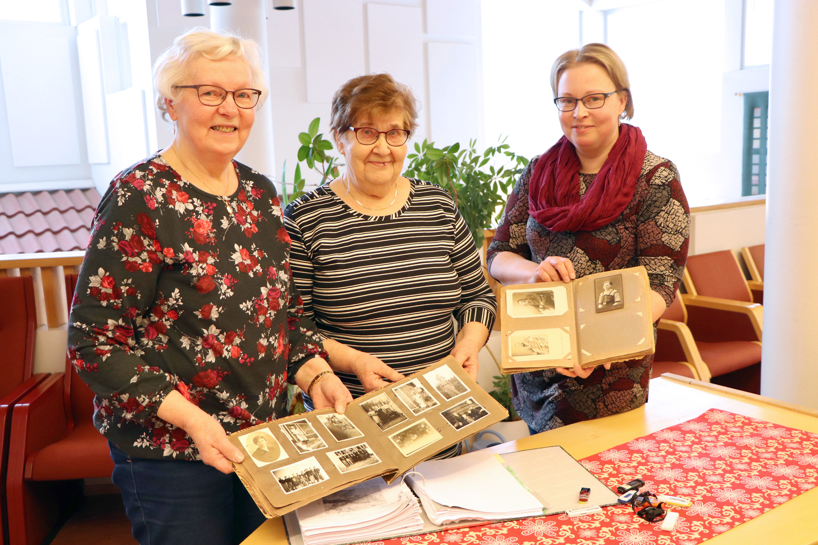 Ritva Jurvansuu, Mira Jurvansuu ja Annikki Paavola tietävät, että kylähistoriakirjan dokumenttien yhdistely ja kirjoittaminen on kuin monimutkaisen palapelin rakentamista. Aineisto pitää ensin kasata ja sitten järjestää. Kirjan ydintyöryhmään kuuluu heidän lisäkseen Sirkka Fredriksson.