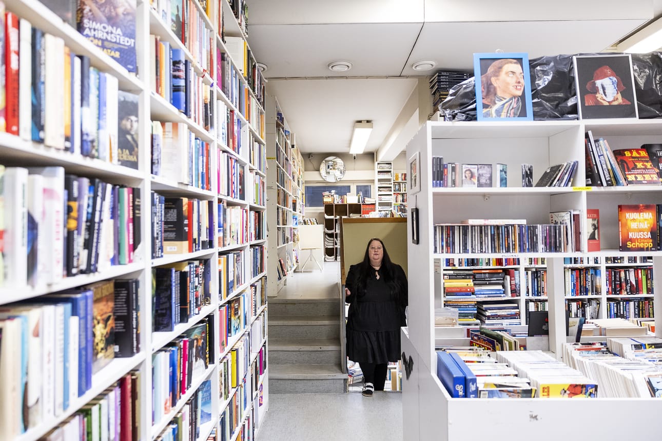 Oulun Ale-Kirjan yrittäjänä viime kesänä aloittanut Eira Huusko-Kukkonen on muuttanut aineistojen hyllypaikkoja sekä järjestänyt pienimuotoisia taidenäyttelyitä liikkeen tiloissa.