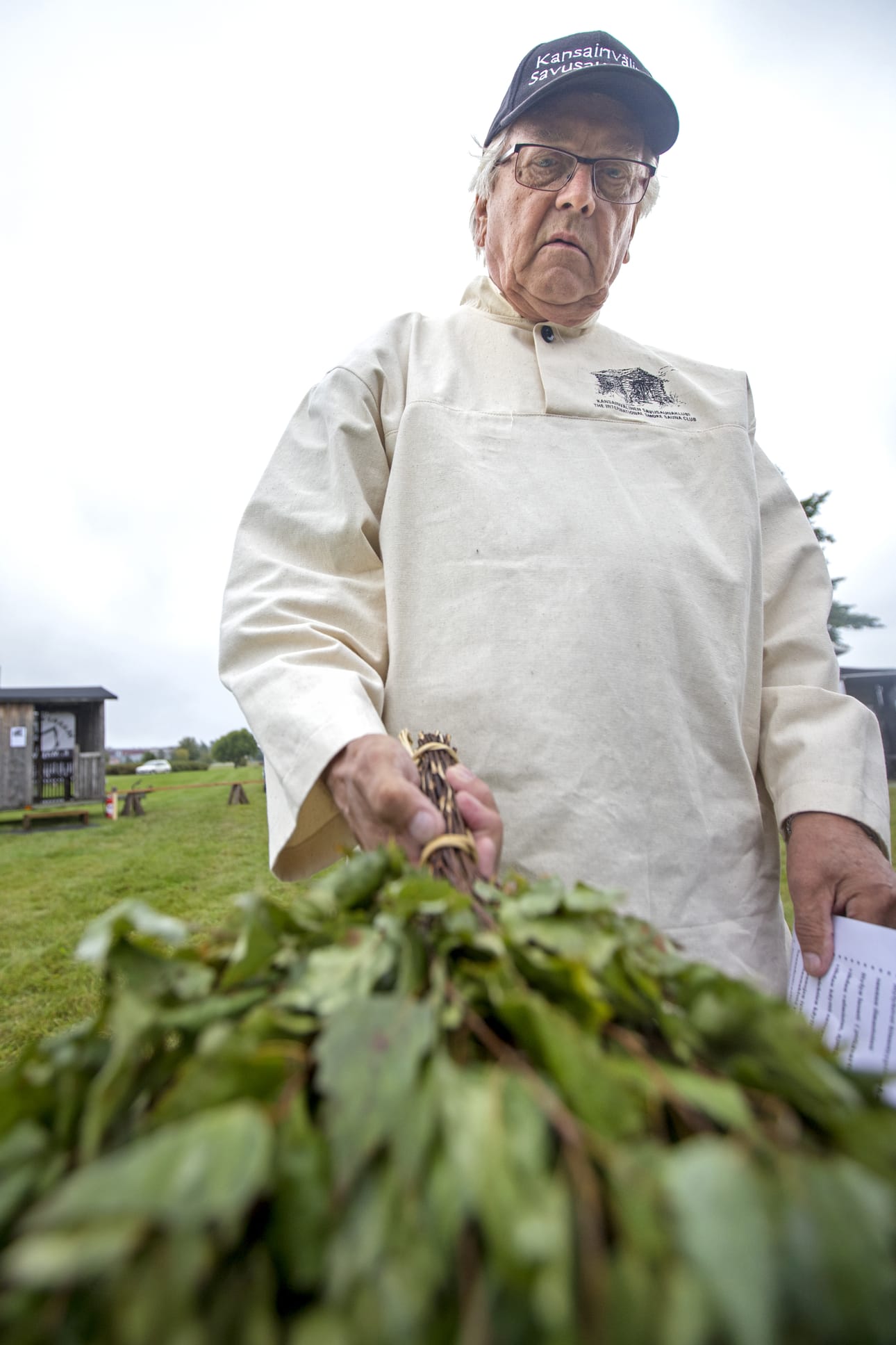 Pentti Hakala kertoo, että vihta on litteä, se hänellä on kädessään. Vasta on suurempi ja pyöreä muodoltaan. Vihdanteon hänelle on Raahessa opettanut appi Toivo Aittola yli 50 vuotta sitten.