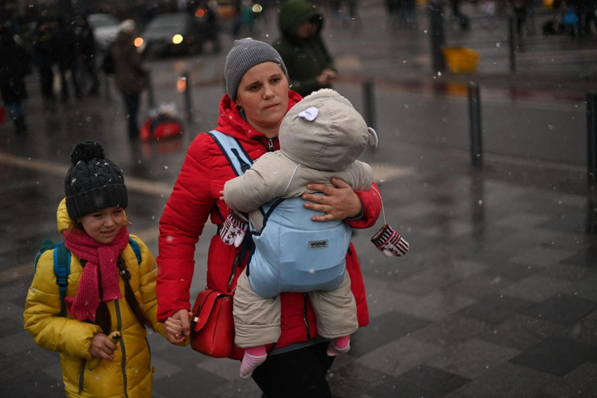 YK:n lastenjärjestön Unicefin tiedottaja James Elder kuvailee Ukrainan tilannetta riipaisevaksi. LEHTIKUVA / AFP
