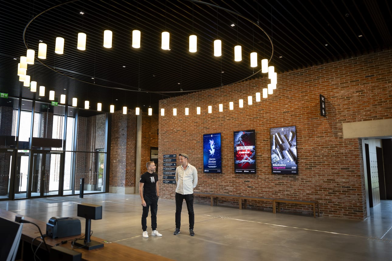 Museo- ja tiedekeskuksen Tiimassa on tilava ala-aula. Tiiman opetus- ja ohjelmapalvelusuunnittelija Harri Häll (vas.) ja kokemusopas Matti Halonen odottavat vilkasta avajaisviikonloppua.
