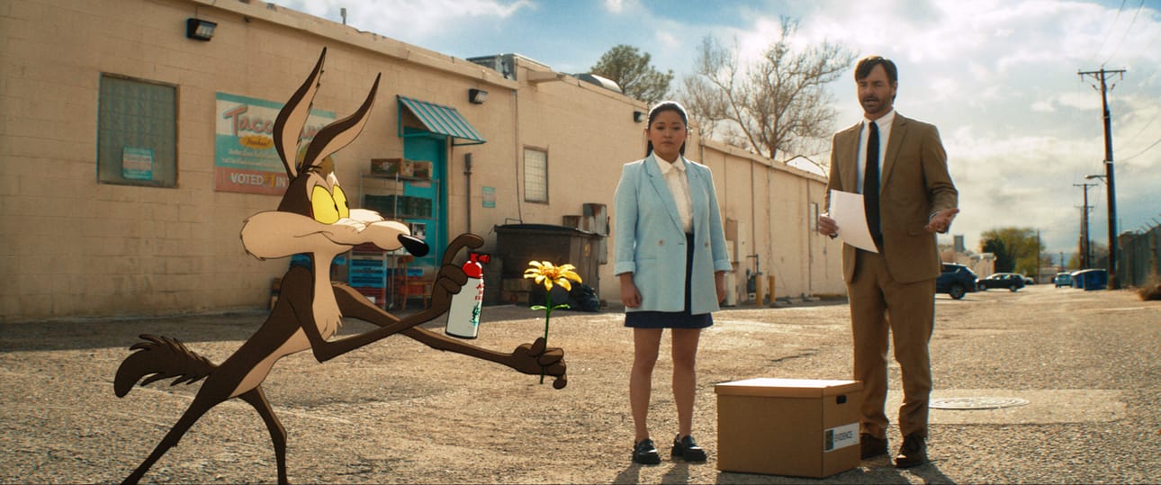 Kelju K. Kojootti havainnollistaa Paigelle (Lana Condor) ja Kevinille (Will Forte), että Acmen tuotteet eivät toimi.