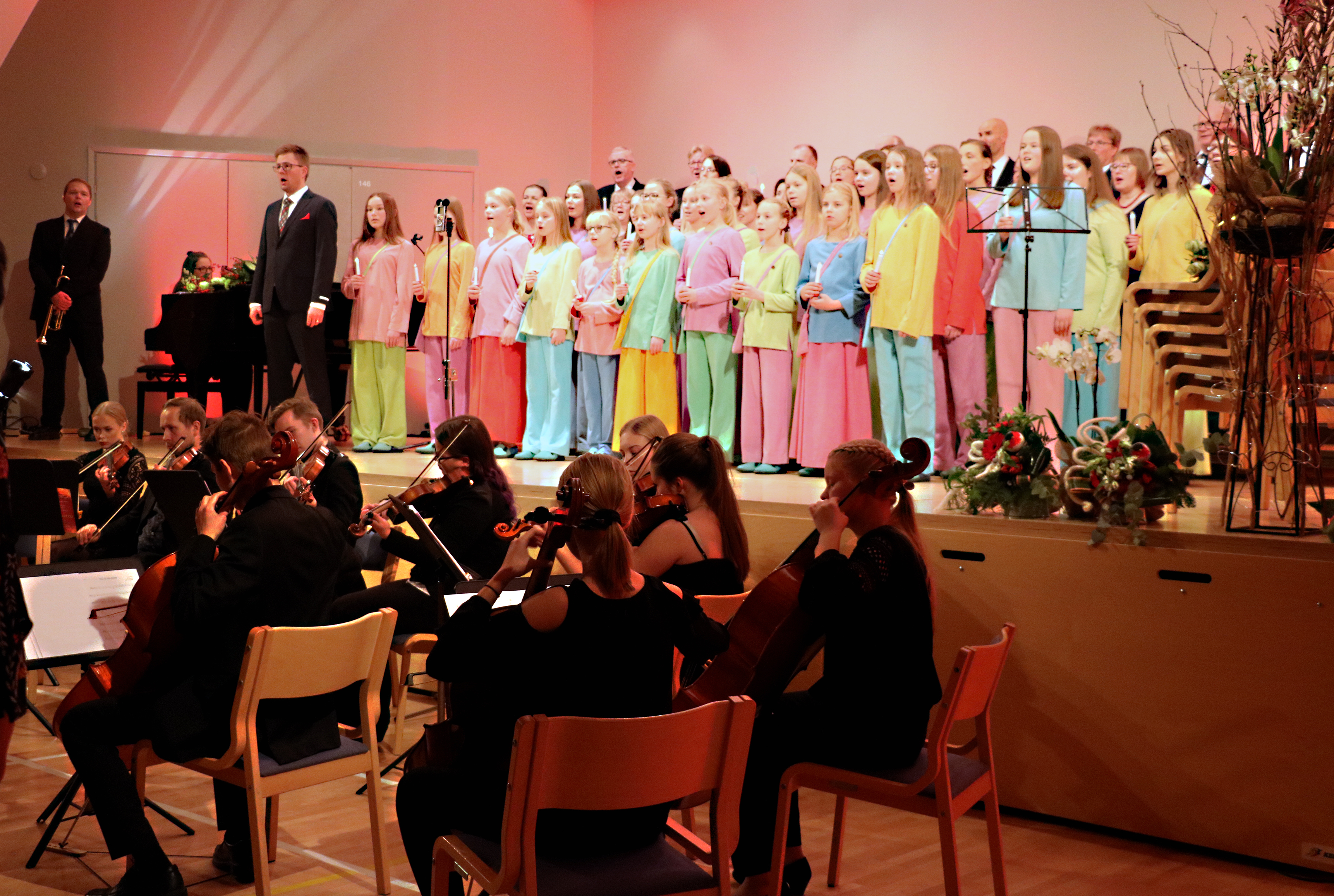 Arto Löppönen oli tämänvuotisen joulukonsertin solistina Oulaisten Nuorisokuoron ja Haapaveden kamariorkesterin perinteisessä tapahtumassa.