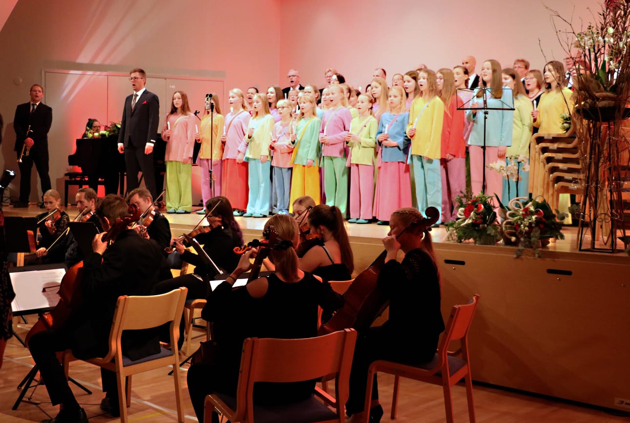 Arto Löppönen oli tämänvuotisen joulukonsertin solistina Oulaisten Nuorisokuoron ja Haapaveden kamariorkesterin perinteisessä tapahtumassa.