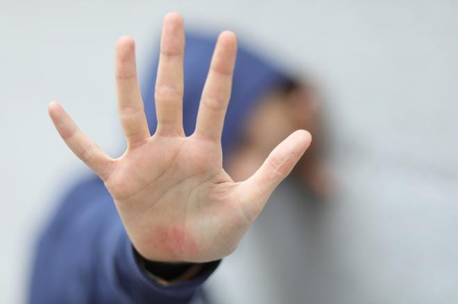 Lapsikohteinen seksuaalihäiriö voi johtaa rikollisiin tekoihin. Seksuaalivietistään huolimatta Ihminen voi itse vaikuttaa siihen, miten hän hillitsee omaa käytöstään. Pedofiilin rikoksetonta elämää voidaan tukea myös terapialla tai jopa lääkehoidolla. KUVA: FC Federico ChiccoDodi / MostPhotos