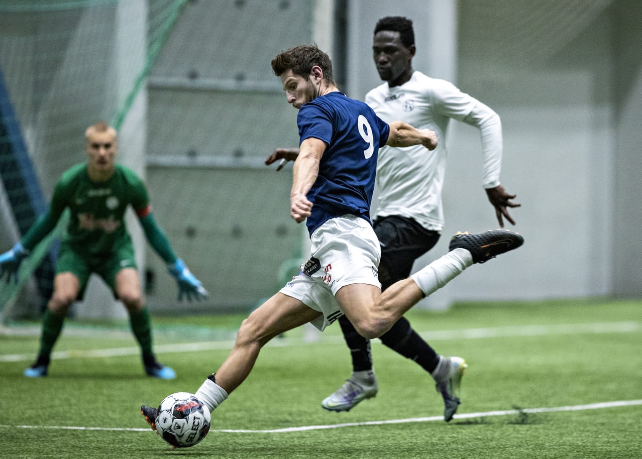 Ashley Coffey avasi maalihanansa AC Oulussa tykittämällä pallon kahdesti SJK:n verkkoon.