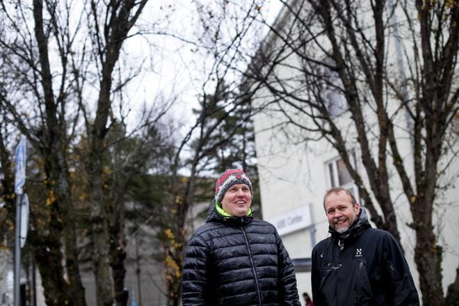 Kazakstanissa ABB:n sähköaseman rakentamista öljynjalostusasemalle vetänyt Hannu Saaristo tottui maan 40 asteen pakkasiin ja yhtä koviin helteisiin. Pasi Nisula palasi kesällä vastaavista tehtävistä Kenian Nairobista. KUVA: JAAKKO ELENIUS