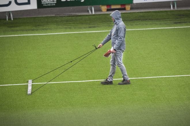 Bart van Heuverswijn tarkastaa Elisa-stadionin tekonurmikentän tasaisuutta pitkällä, telamaisella laitteella. Fifan valtuuttamat tarkastajat saapuivat Vaasaan maanantai-iltana, tutkivat Elisa-stadionin tiistaina ja jatkoivat illalla Seinäjoelle, jossa OmaSP Stadion tutkitaan keskiviikkona. Sieltä matka jatkuu Tukholmaan. KUVAT: SELMA PAAVOLA