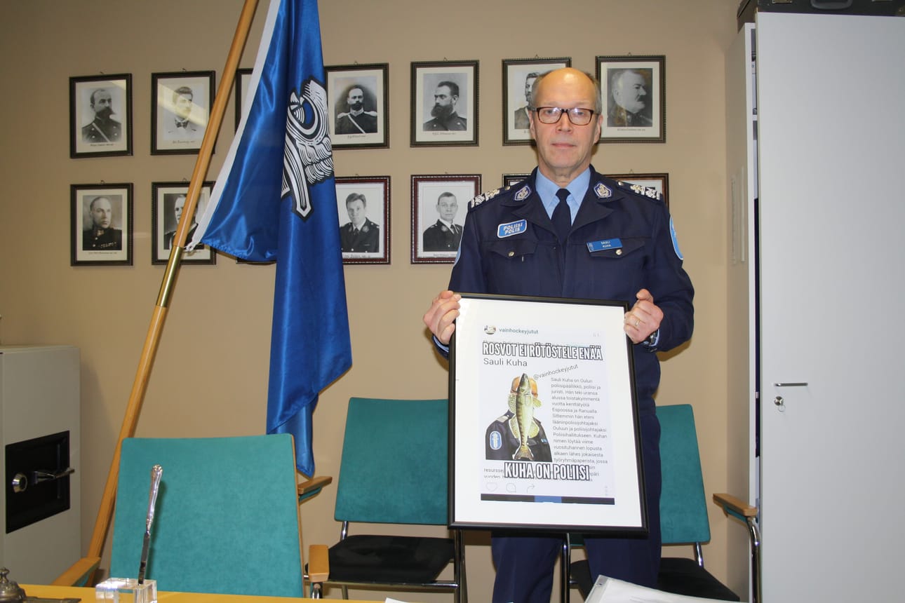 Poliisipäällikkö Sauli Kuha pitää kuha-meemistä kumpuavaa huoneentauluaan hauskana ja hyväntahtoisena.