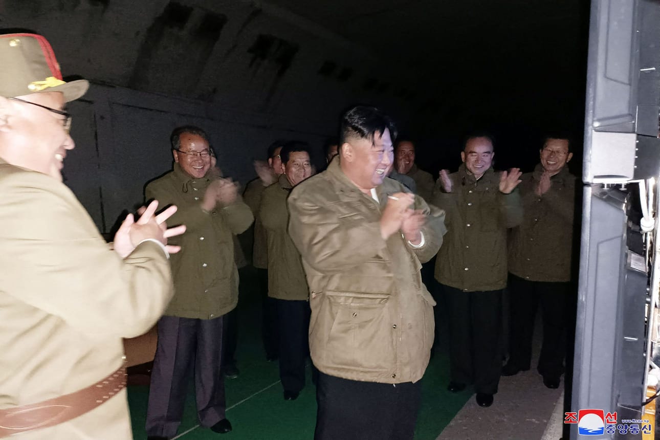 Pohjois-Korean valtiollinen uutistoimisto KCNA julkisti torstaina kuvan, joka sen mukaan on otettu tilanteesta, jossa maan johtaja Kim Jong-un seurasi ohjuskoetta. LEHTIKUVA/AFP