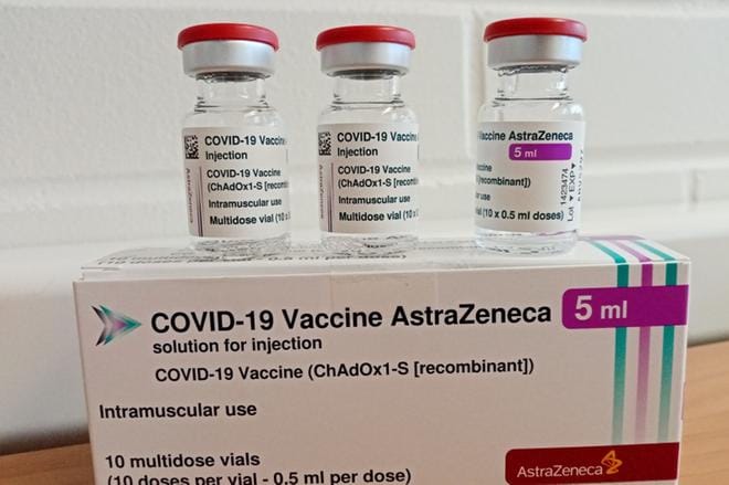 AstraZenecan rokotetta annetaan THL:n ohjeistuksen mukaisesti 65–74-vuotiaille Kaksineuvoisenkin alueella. Kuntalainen ei voi itse valita tai vaihtaa rokotevalmistetta. KUVA: ULLA SARKARANTA