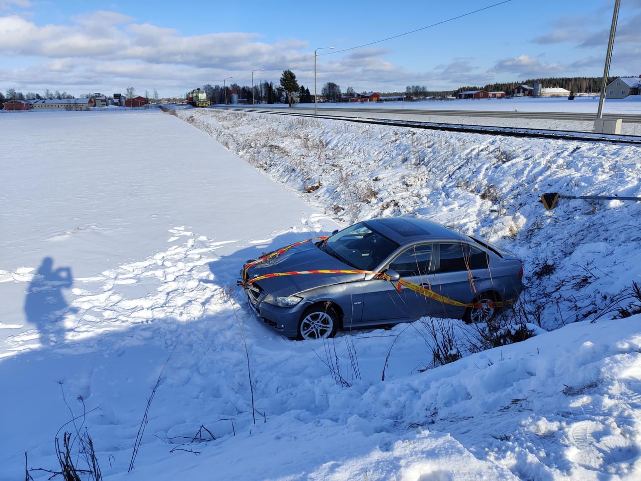 Henkilöauton kuljettaja loukkaantui lievästi, kun hänen autonsa lensi törmäyksen voimasta ojan pohjalle.