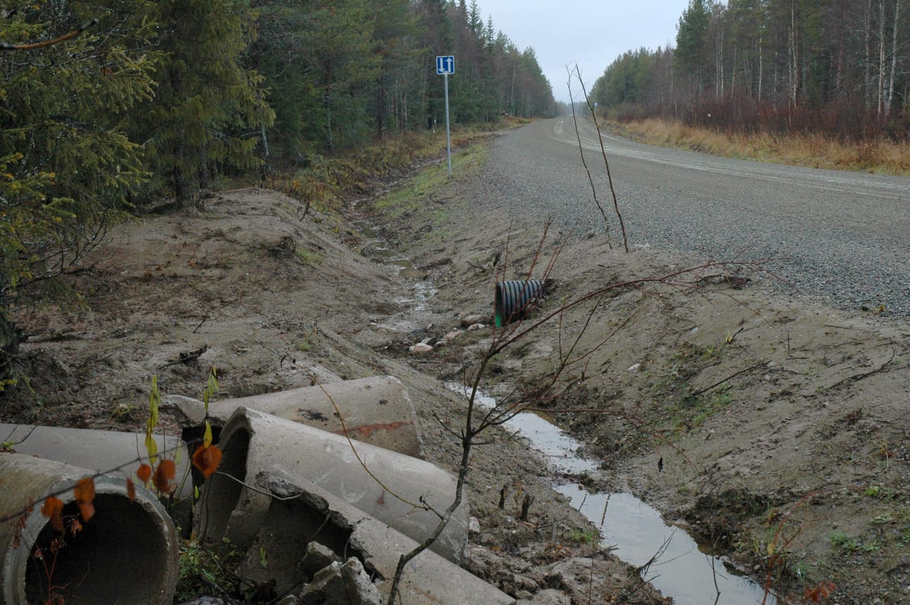Tuulijärventiellä rakennetaan tiepenkereitä. (Arkistokuva)
