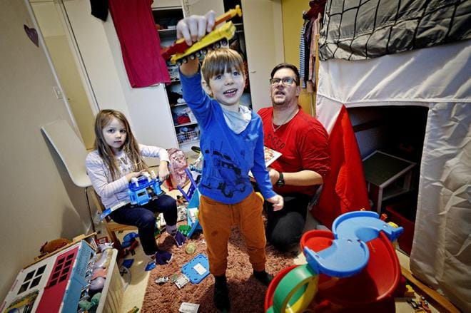 Alvaro ja Annabel puuhaavat isänsä Juhana Mäkitöylin kanssa leikkihuoneessa. Annabel kertoo, että on askarrellut isälle kortin ja yllätyslahjan esikoulussa. Mielessä ovat myös isoisät Seinäjoella ja Kortesjärvellä. Kuvat: Kari Löfhjelm