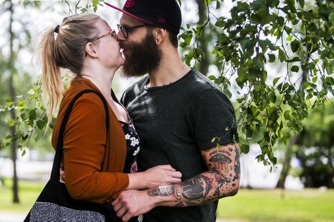 Suudelmat kuuluvat olennaisesti kuusi vuotta yhdessä olleiden Niku Fagerholmin ja Sara Björkskogin arkeen. Pariskunnan ensimmäinen lapsi syntyy syksyllä. KUVA: OUTI NEUVONEN
