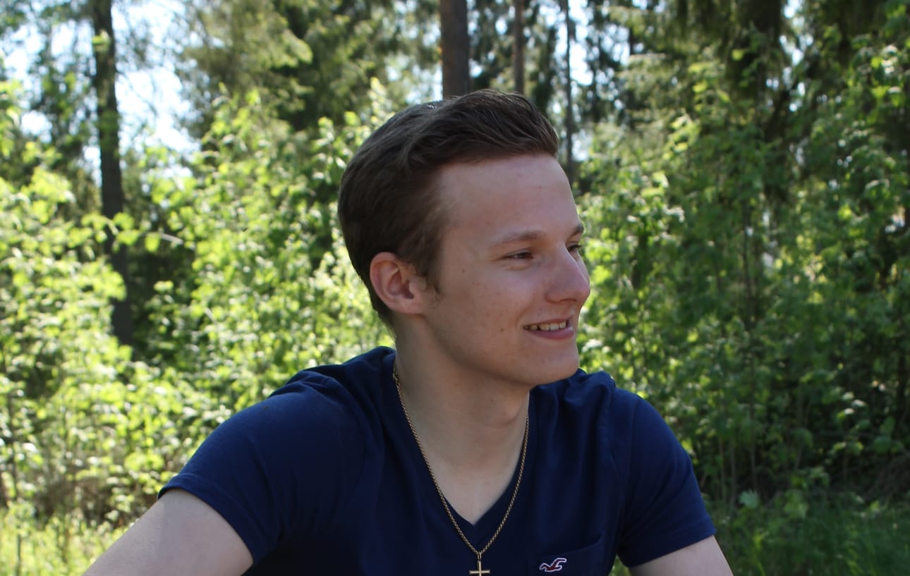 Tuore ylioppilas Elias Id harmittelee lukion päättymisessä eniten kavereista eroamista.