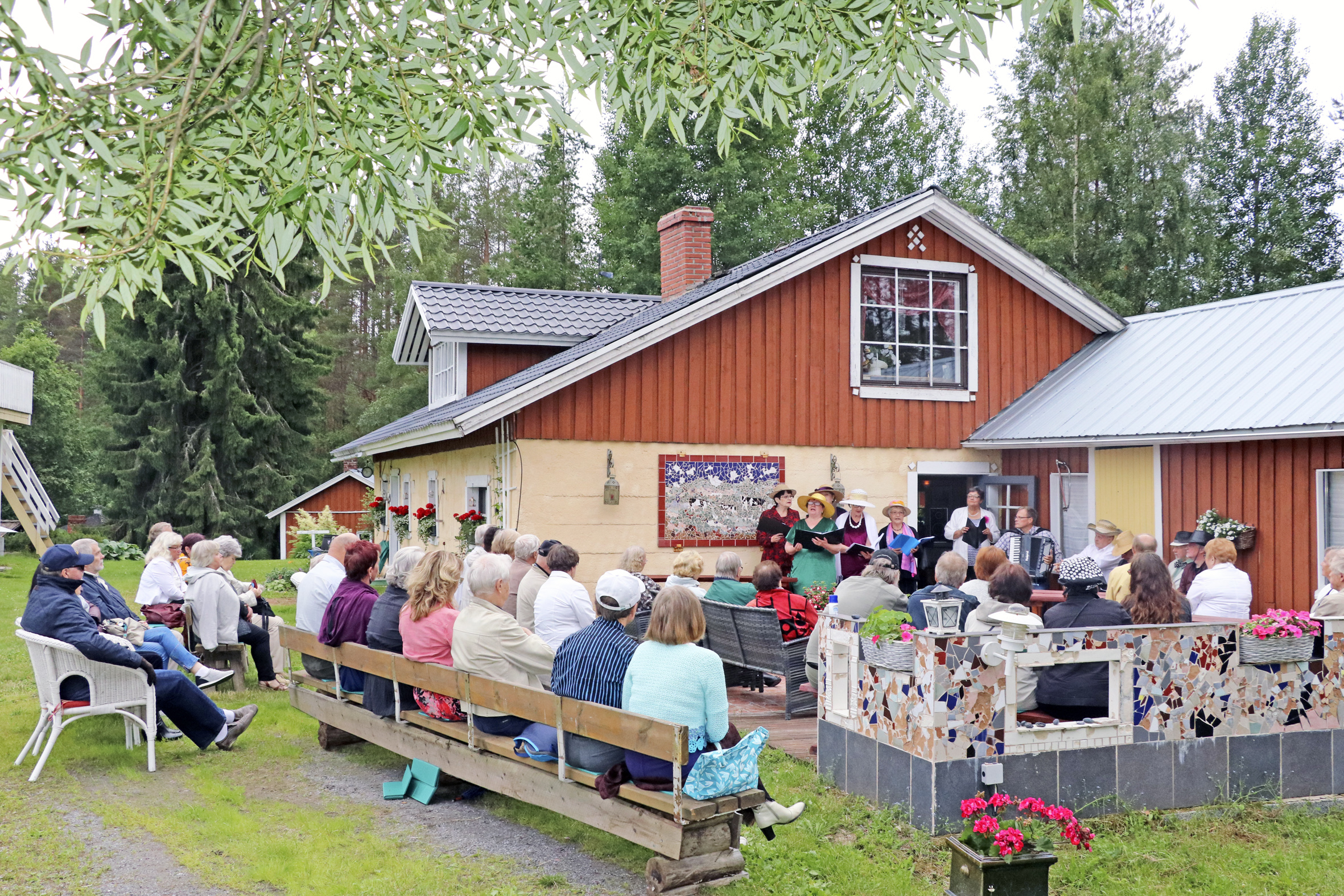 Korpifestarien toinen ilta veti mukavasti väkeä Länkisten pihapiiriin.