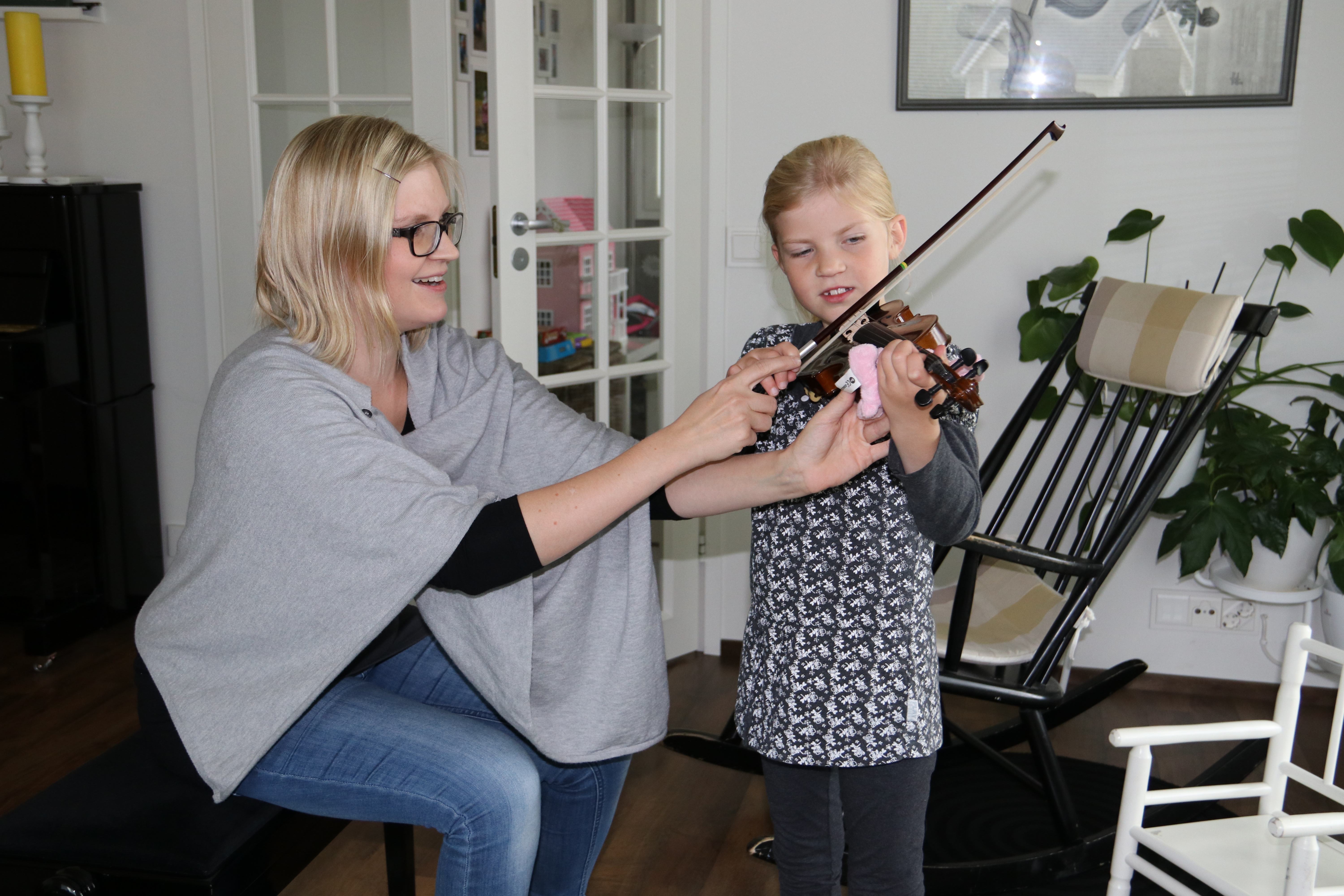 Seitsemänvuotias Silja Pekama on soittanut viulua jo kolme vuotta. Silja kertoo innostuneensa viulusta serkkujensa, eli Maarit Karppelinin lasten ansiosta.