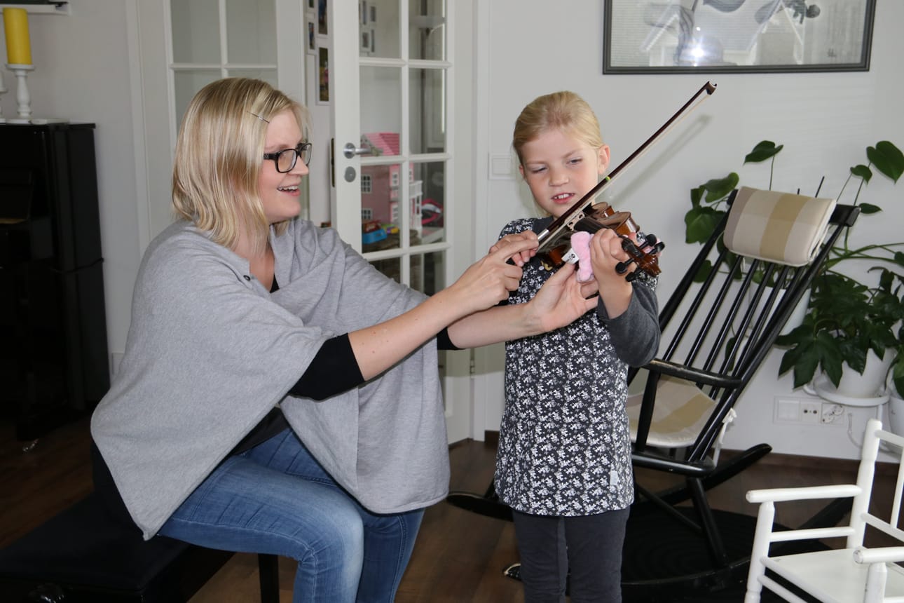 Seitsemänvuotias Silja Pekama on soittanut viulua jo kolme vuotta. Silja kertoo innostuneensa viulusta serkkujensa, eli Maarit Karppelinin lasten ansiosta.