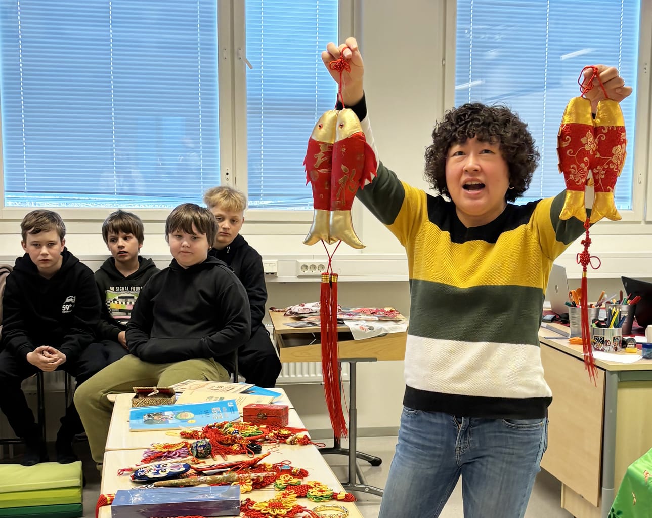 Lehtimäkeläinen Liu Eteläaho on kotoisin Kiinasta. Hän esitteli Taimelan koululaisille muun muassa kalakoristeita, joissa on aina kaksi kalaa yhdessä - ne tuovat onnea.