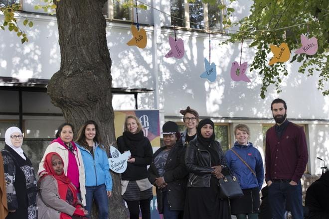 A Bigger Heart -yhdistyksen puheenjohtaja Mahdi Hamidi (oik.) on ollut mukana ideoimassa taidetyöpajaa, johon osallistuneet maahanmuuttajanaiset ovat ripustaneet maalauksiaan ja ajatuksiaan pääkirjaston edustalle. Ne ovat nähtävänä noin kuukauden ajan. KUVA: MINNA ANTILA