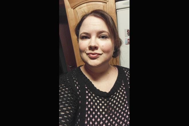 Ylihärmässä asuva 28-vuotias kahden pienen lapsen äiti Essi Kallio on ollut saman työnantajan palveluksessa 19-vuotiaasta. Hän aloitti työpaikkansa luottamushenkilönä 26-vuotiaana, ja nousi ammattiliittonsa PRO:n aluetoimikuntaan tämän vuoden alussa. Kuva: Essi Kallio