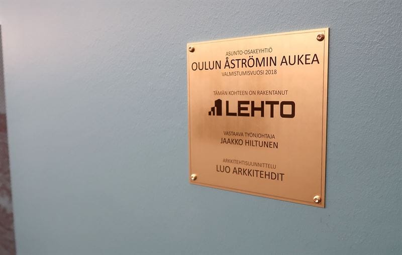 Lehto kiinnittää tällaiset laatat asuinkohteidensa seinään.