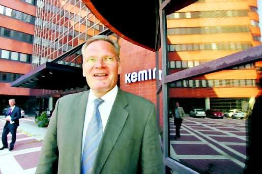 Kehuttavaa väkeä. Kemiran pääjohtaja Lasse Kurkilahti kehuu yhtiön henkilöstöä yhteistyökykyiseksi ja erinomaiseksi väeksi. "Esimerkiksi Oulun yhtiömme ovat erittäin hyvin hoidettuja. Nyt keskitymme tekemään hyvästä Kemirasta erinomaista."