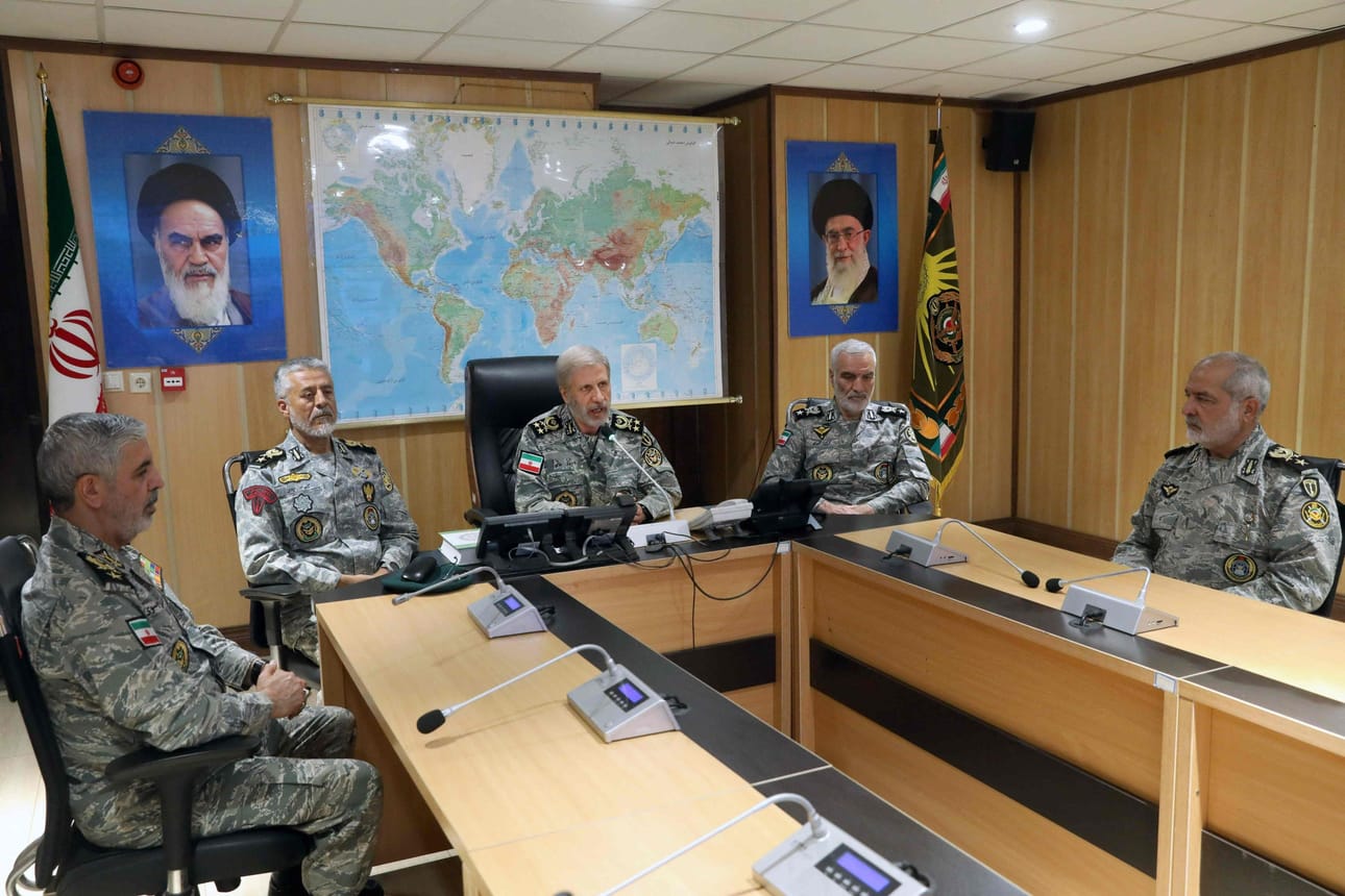 Iranin armeijan mediatoimisto julkisti maanantaina kuvan, jossa maan puolustusvoimien ylipäällikkö Amir Hatami puhuu armeijan komentokeskuksessa. LEHTIKUVA/AFP/HANDOUT/ Iranian Army Media Office