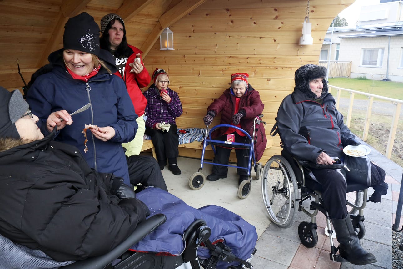 Tulistelupaikasta nauttimassa Väinö Posio, Anne-Mari Lakkala, Miia Kukkonen, Kirsti Hyötylä, Aila Virtanen ja Antero Vuontisvaara. Tulistelijat ovat tyytyväisiä Helmikodin tulistelupaikkaan, jossa retkeileminen on vain muutaman kymmenen metrin pyörätuolin työntämisen päässä.