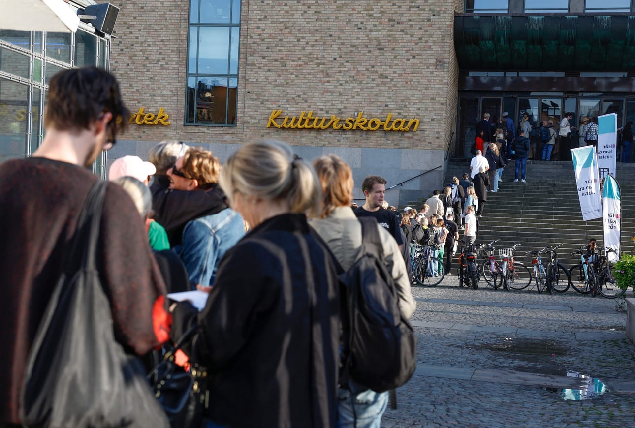 Ruotsalaiset jonottivat vaalipäivinä äänestyspaikoille. Kuva Tukholmasta.