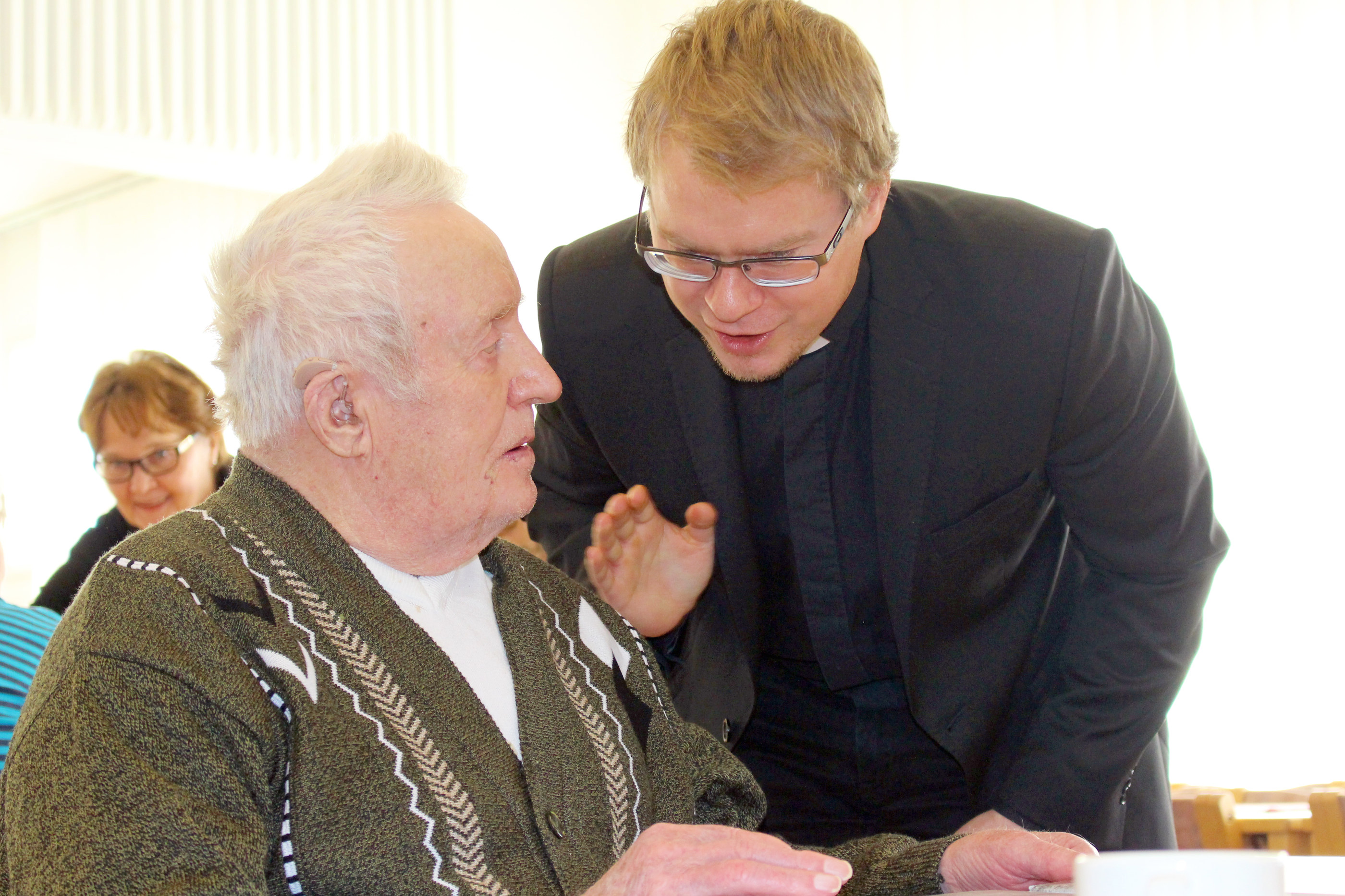 Pappi Jonne Pirkola tervehti vastikään 95 vuotta täyttänyttä Ensio Kemppaista veteraanilounaan ja juhlasukkien luovutuksen yhteydessä.
